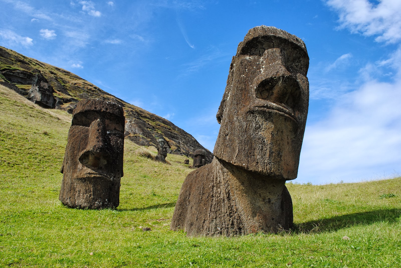 who built the giant stone statues on easter island and where did the easter island statues come from