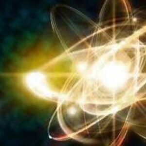 who discovered nuclear fission and how does splitting uranium atoms apart produce energy