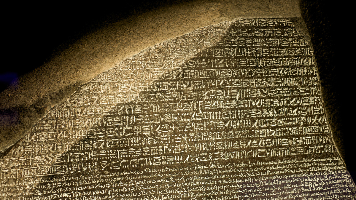 who found the rosetta stone near alexandria egypt in 1799