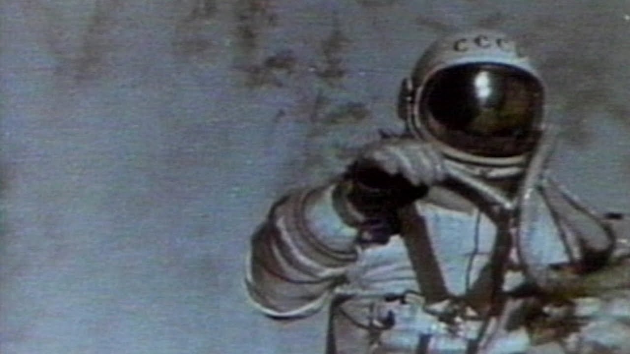 who was the first person to walk in space and when did soviet cosmonaut alexei leonov perform his space walk