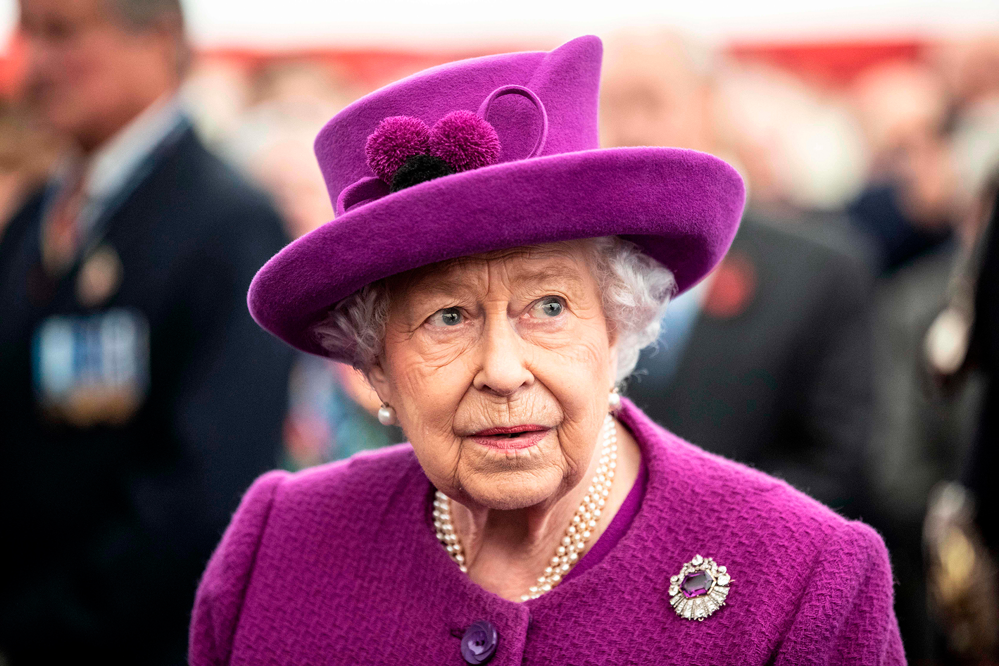 why did queen elizabeth of england decide on the family surname windsor mountbaden