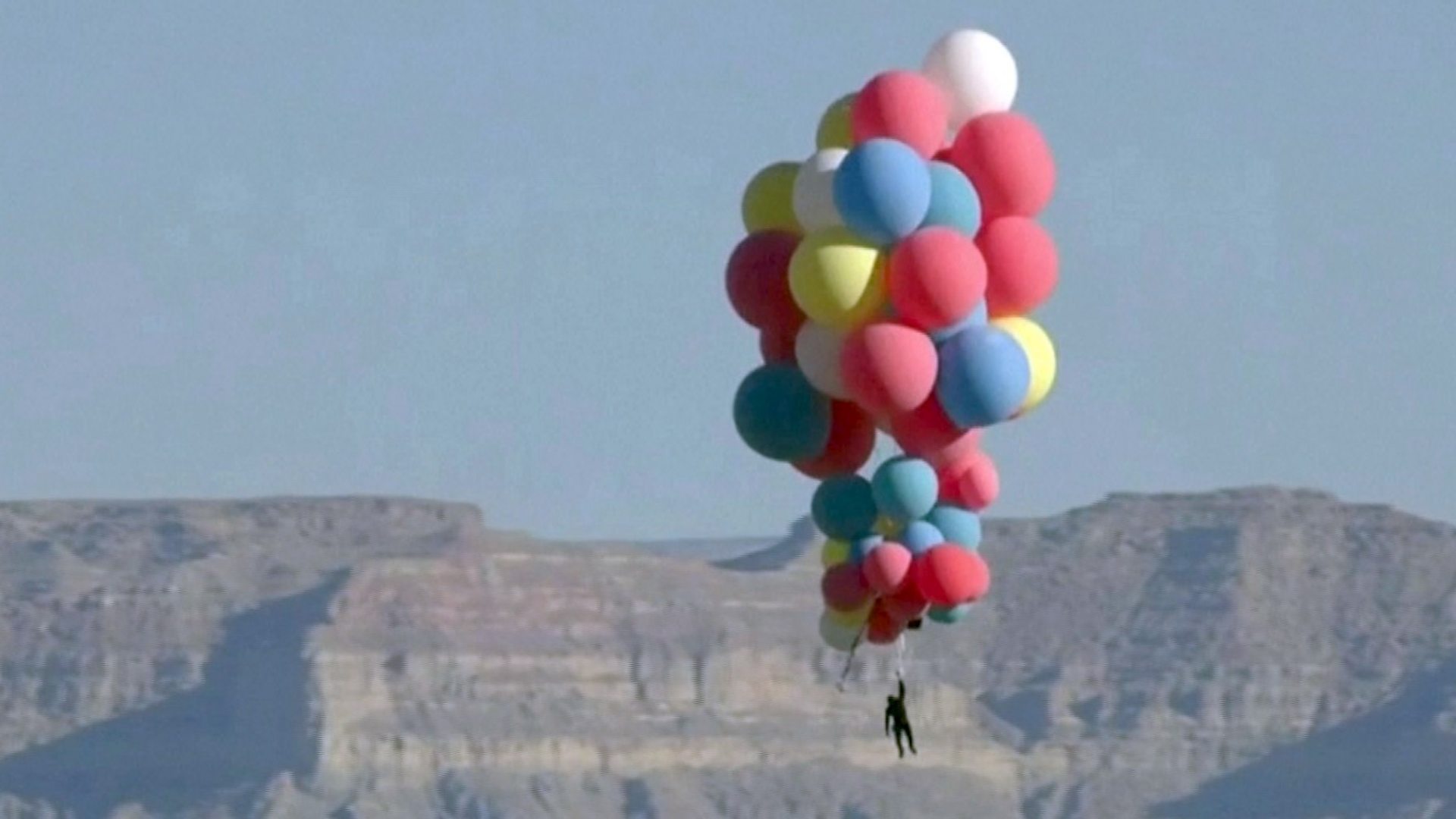 Воздушный шарик наполненный гелием взлетает в воздухе. Полет на гелиевых шарах. Воздушные шары полет над пустыней. Высота воздушных шаров. Полет на воздушном шаре в пустыне.