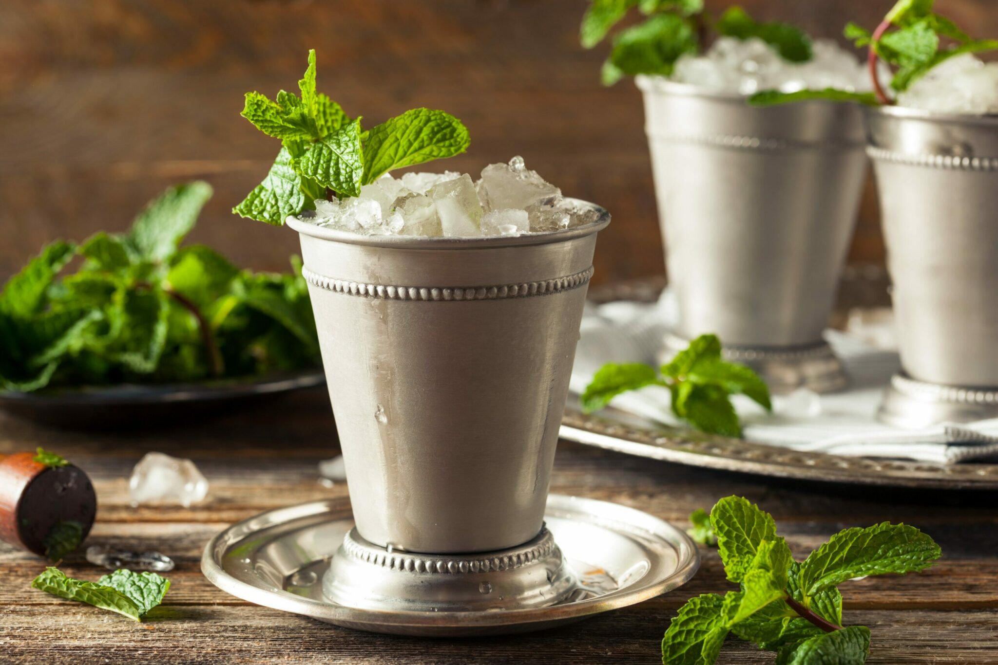 why does frost form on the outside of the glass of a mint julep after its mixed scaled