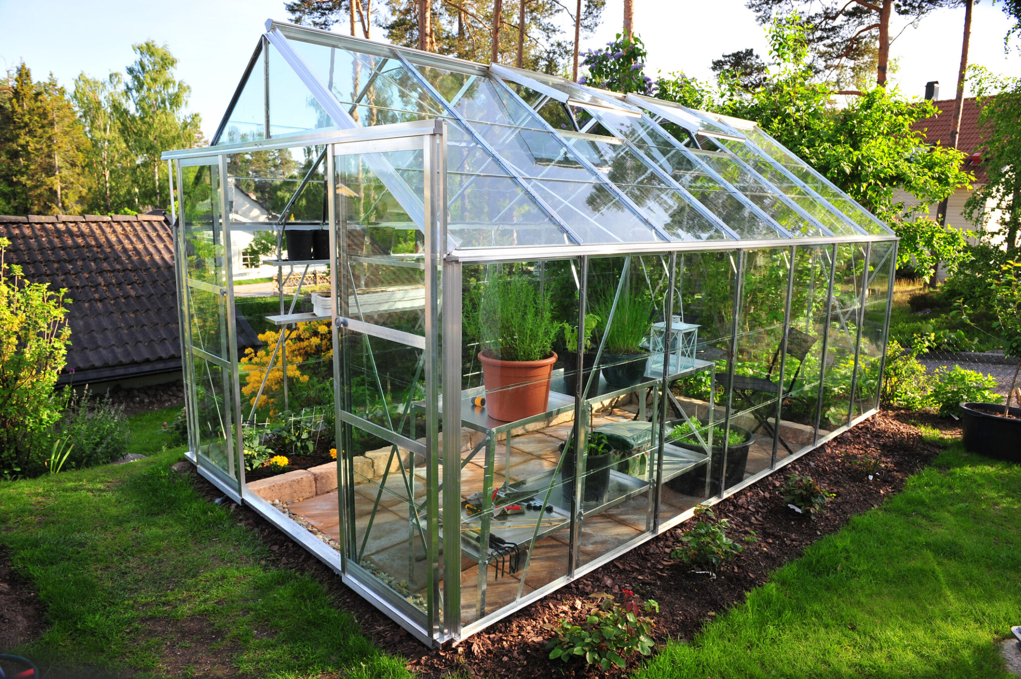 why is a greenhouse warm and how does a greenhouse trap heat