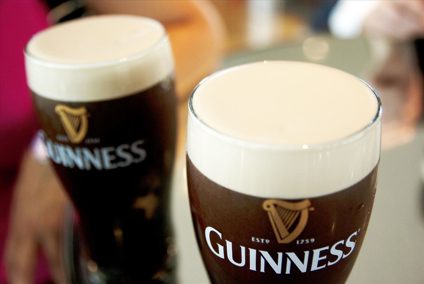 why is guinness stout foam white when the beer is black and what is guinness head made of