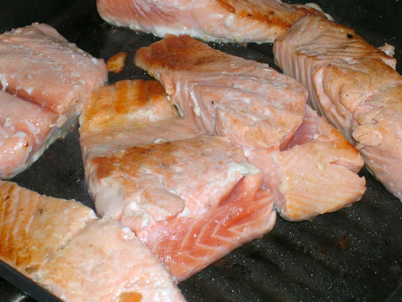 why is salmon pink and where does the pink color in salmon meat come from
