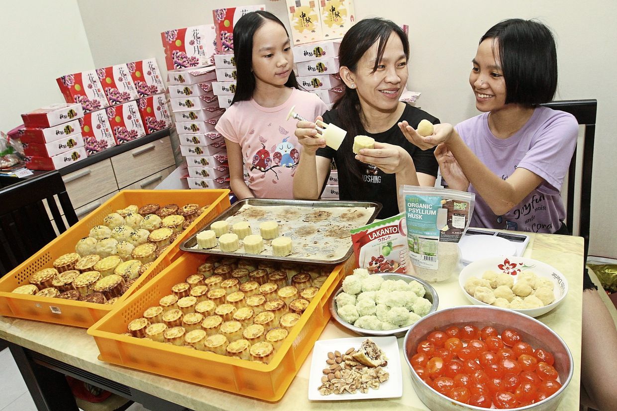 why is the ancient chinese moon cake festival celebrated in china and how did it originate