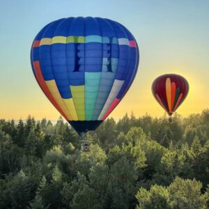how do hot air balloon pilots steer hot air balloons and control direction