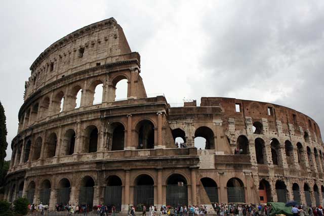 how big is the colosseum in rome